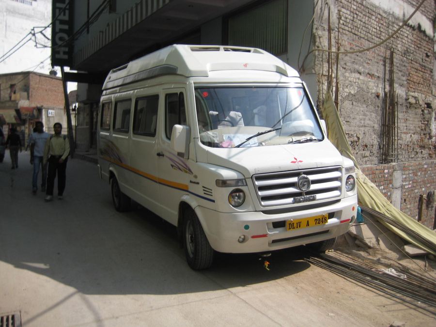 Tempo Traveller (2×1)